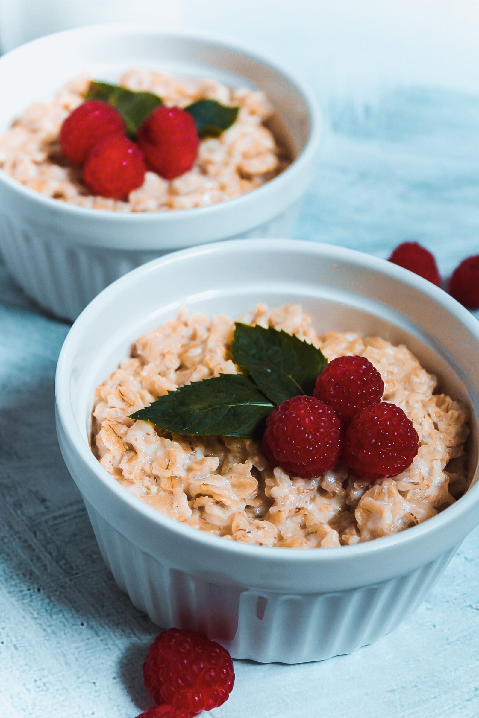 Healthy breakfast bowl with oats and fruit, a key part of a morning routine for better health